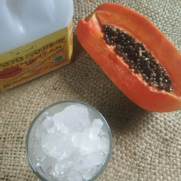 Siapkan gelas saji, tambahkan batu es kemudian tuang jus pepaya sajikan segera.
