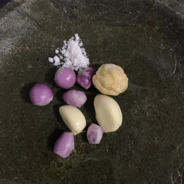 Siapkan bawang merah, bawang putih, kemiri, dan garam secukupnya. Lalu haluskan.