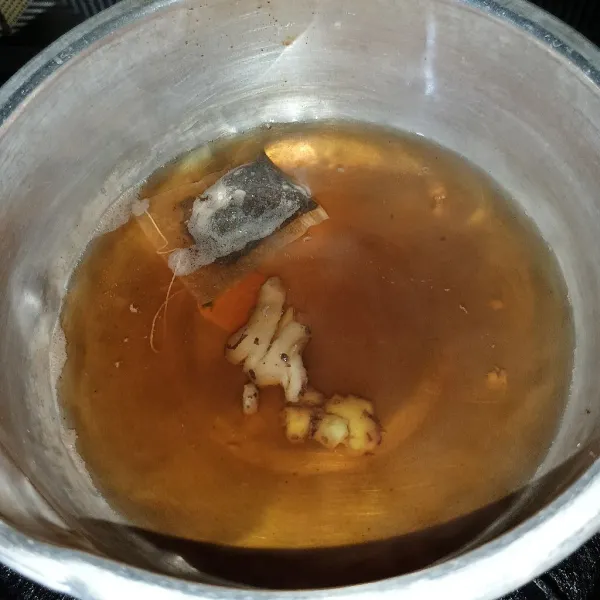 Aduk-aduk sampai gula larut, lalu biarkan sebentar sampai teh berubah warna.