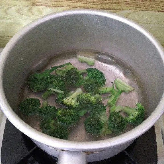 Rebus sebentar brokoli dan tambahkan garam.