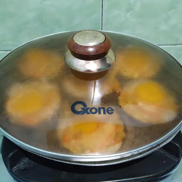 Tutup cetakan. Balik adonan setelah bagian bawah berkulit. Masak hingga matang.