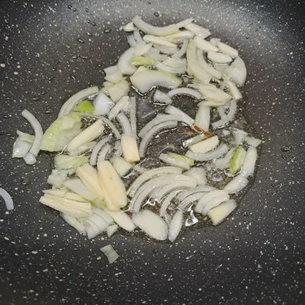 Tumis bawang putih dan bawang bombay sampai layu dan harum.