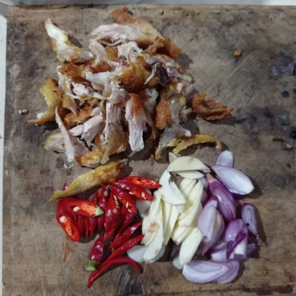 Iris bawang merah, bawang putih, cabe dan ayam goreng.