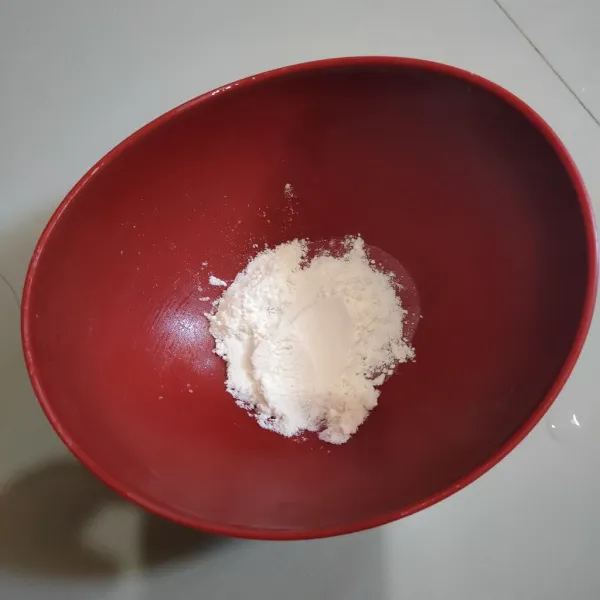 Campurkan tepung terigu dengan garam.