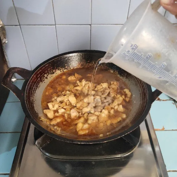 Tambahkan jamur tiram, air, kaldu bubuk dan merica bubuk. Aduk hingga tercampur rata. Masak hingga ayam empuk.