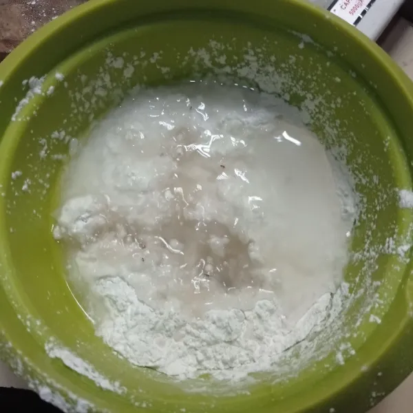 Masukan tepung beras, tepung tapioka, garam dan air mendidih ke dalam wadah.