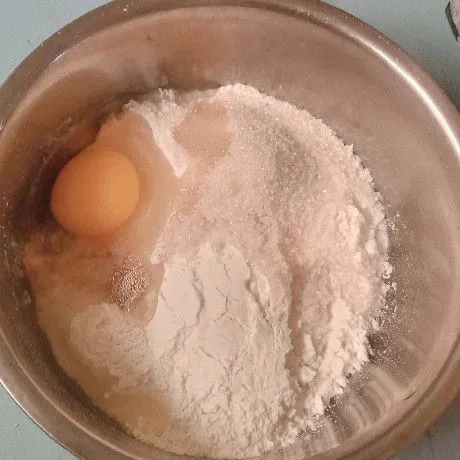 Siapkan di wadah, tepung terigu, telur, fermipan, gula pasir.
