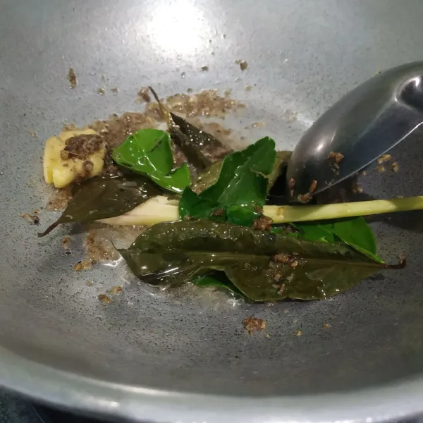 Tumis bumbu halus dan bumbu kasar hingga harum.