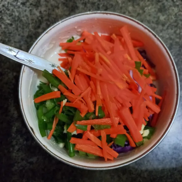Masukkan irisan daun bawang, kol ungu, wortel dan bawang putih, aduk rata.