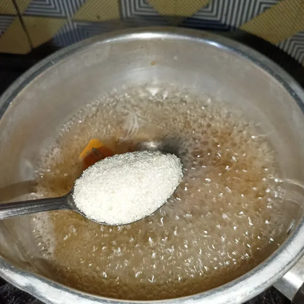 Rebus jahe dan air di panci, setelah mendidih masukkan teh celup dan gula pasir.