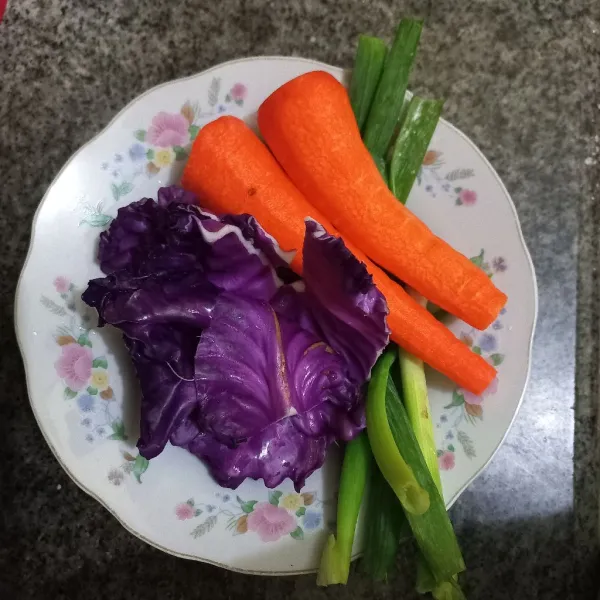 Cuci bersih kol ungu, wortel dan daun bawang.