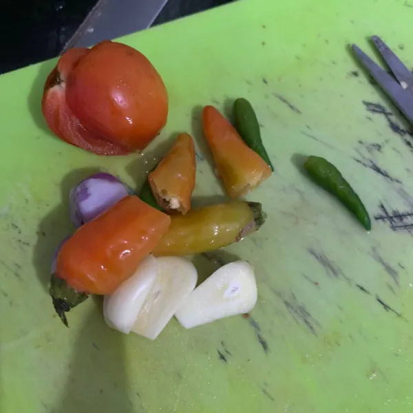 Siapkan bahan: cabe,  bawang merah, bawang putih, dan tomat.