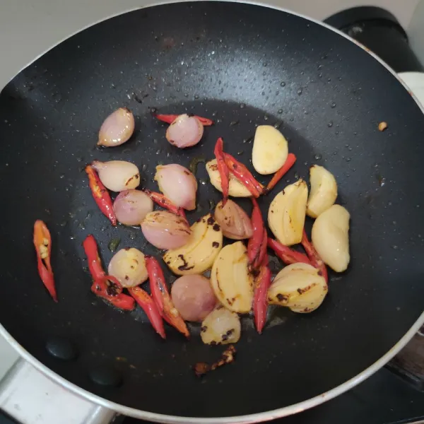 Masak bawang merah, bawang putih dan cabe dengan sisa butter hingga terkaramelisasi.