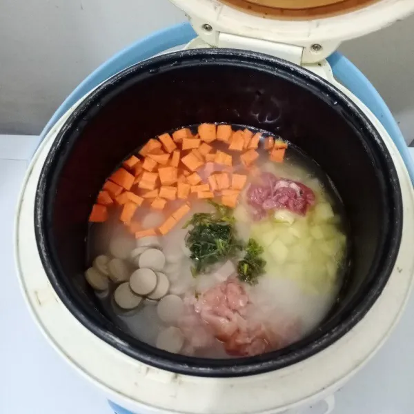 Tambahkan wortel, kentang, ayam, sosis, saledri & smoke beef ke dalam rice cooker.