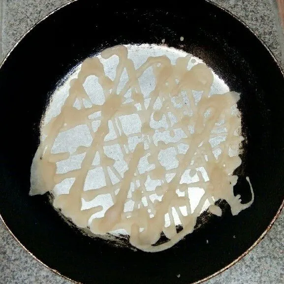 Cetak ke dalam teflon yang sudah diolesi dengan margarin agar tidak lengket.