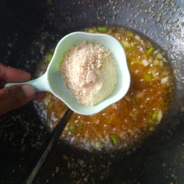 Masukkan saus tiram, kaldu bubuk, gula pasir dan garam, aduk-aduk sampai tercampur rata.