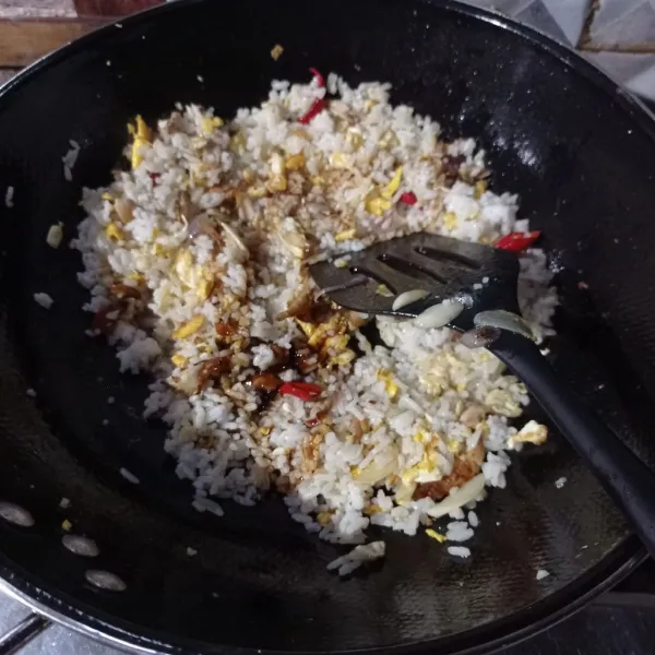 Masukkan nasi, kecap manis, saus tiram, kecap ikan, lada bubuk dan kaldu bubuk aduk sampai tercampur rata.