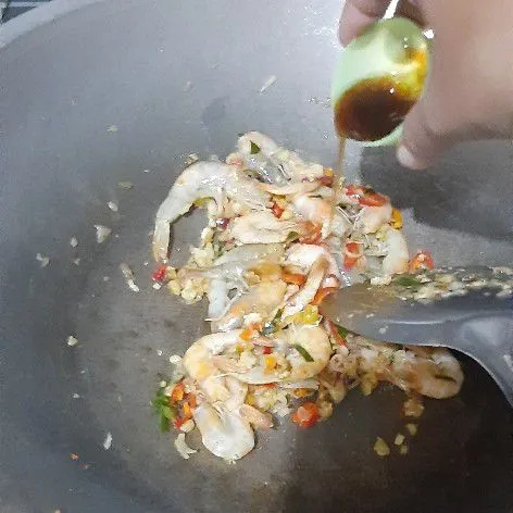 Tambahkan madu, kecap ikan dan garam, tambahkan air lalu masak udang hingga matang, koreksi rasa dan sajikan.