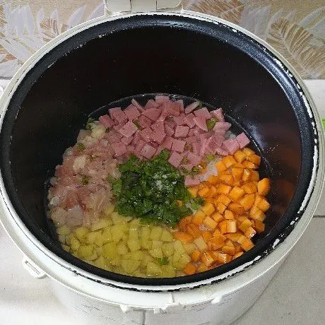 Masukkan semua bahan dalam panci rice cooker, beri air.