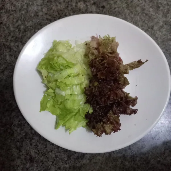 Iris-iris daun selada merah dan lettuce.