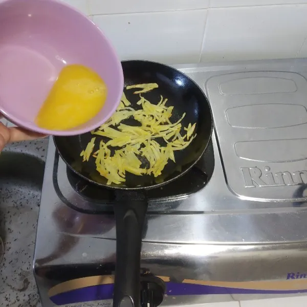 Masukkan kocokan telur ayam yang telah diberi kaldu bubuk.