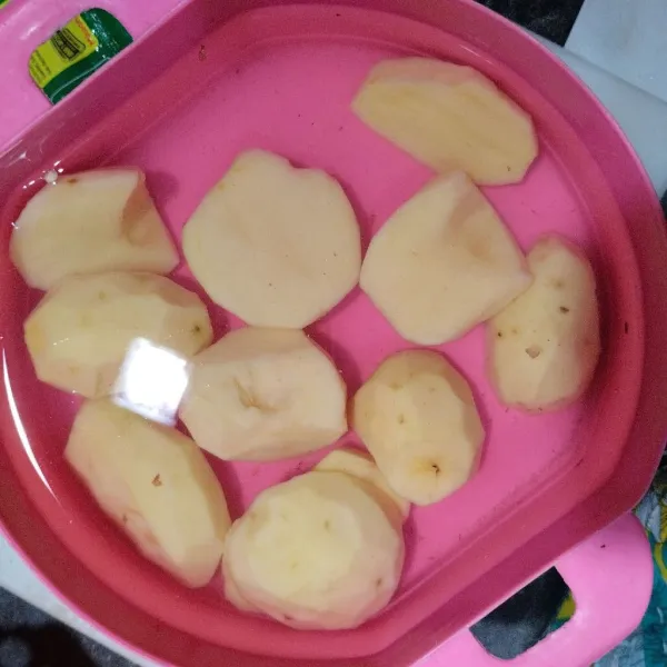 Kupas kentang lalu cuci.
