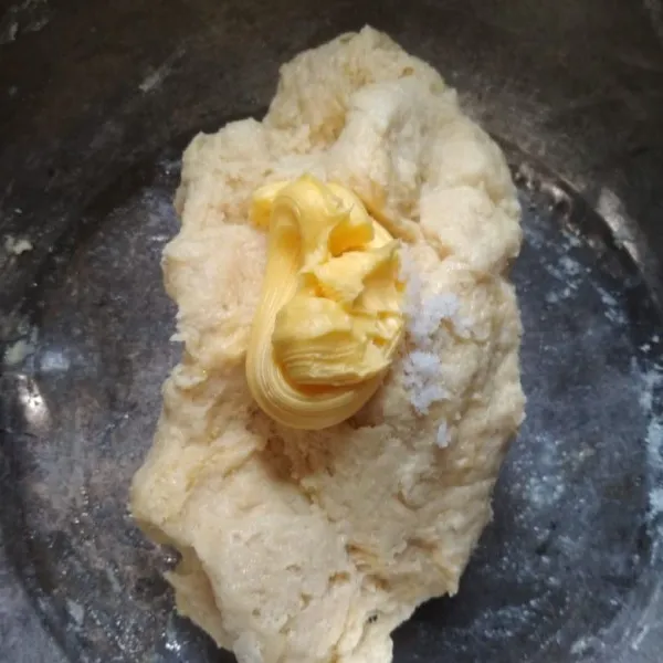 Tambahkan margarin dan garam, aduk hingga tercampur rata.