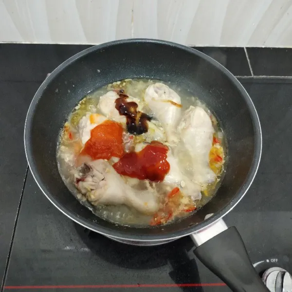 Setelah itu masukkan saus tiram, saus sambal dan saus tomat. Aduk rata. Masak hingga ayam matang.