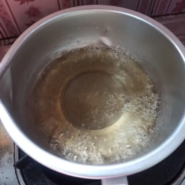 Rebus air bersih dan gula sampai gula larut dan mendidih, setelah itu matikan api, tambahkan air matang, aduk rata.