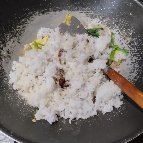 Masukkan nasi putih, saus tiram, garam, lada dan kaldu bubuk.