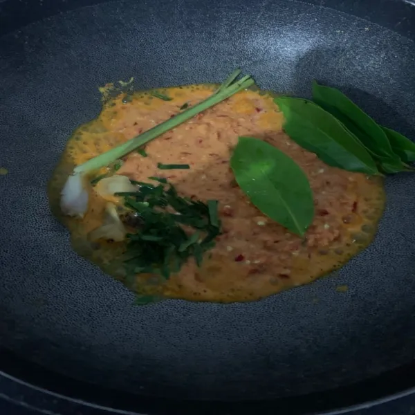 Tumis bumbu sampai kadar air hilang