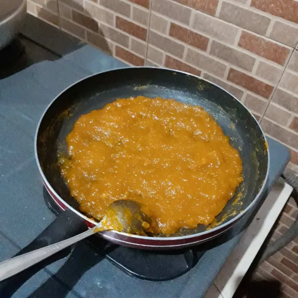 Haluskan labu kuning dengan garpu selagi panas. Campurkan labu, gula, garam dan skm, masak dengan api kecil hingga mengental.