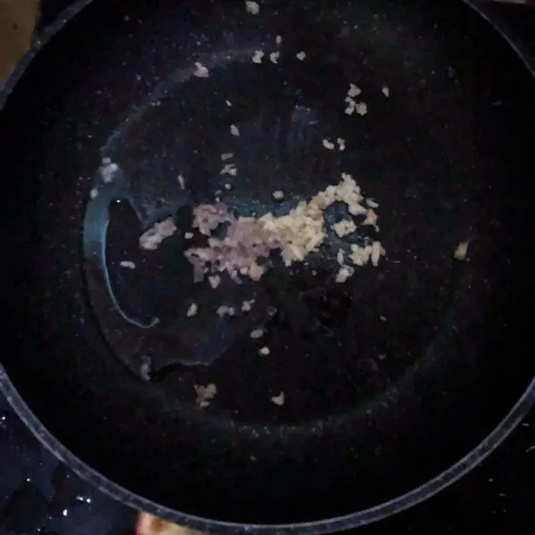 Goreng bawang putih dan bawang merah hingga kecokelatan.