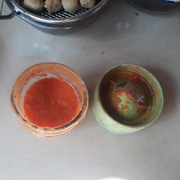 Blender halus bawang putih, cabai merah dan tomat merah.