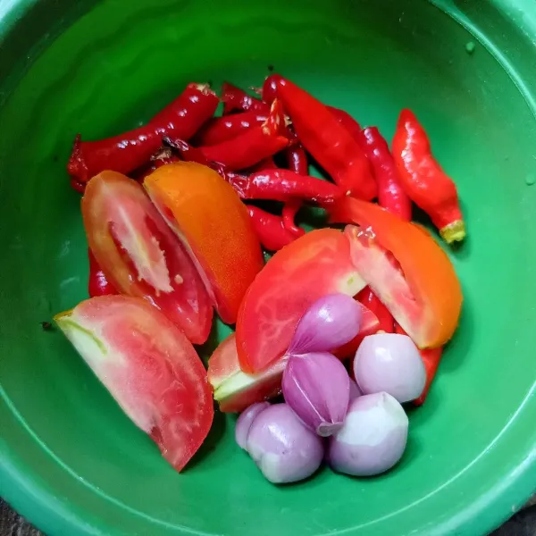 Siapkan cabai rawit, cabai merah keriting, tomat merah dan bawang merah.