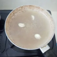 Tumis bawang putih hingga harum, tambahkan jahe, air, minyak wijen, merica, dan garam, masak hingga matang.