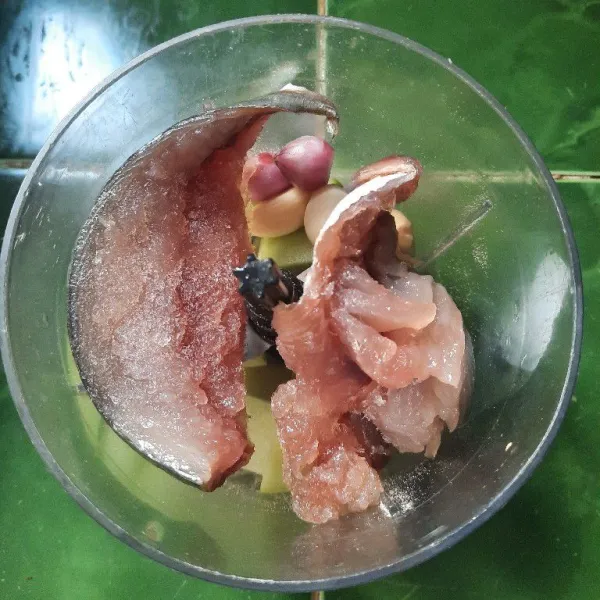 Chopper ikan, labu siam, bawang merah, bawang putih sampai halus.