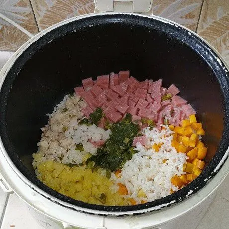 Sebelum diangkat, aduk nasi agar semua tercampur. Siap dinikmati.
