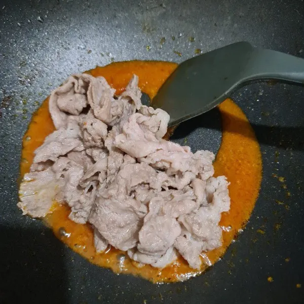 Masukkan daging.