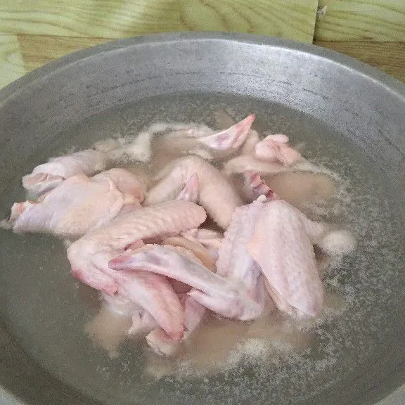 Rebus daging ayam hingga buihnya keluar lalu angkat dan tiriskan.