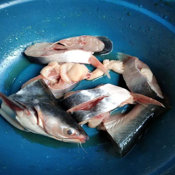 Cuci bersih ikan patin, lalu potong sesuai selera.