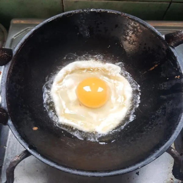 Goreng telur mata sapi.