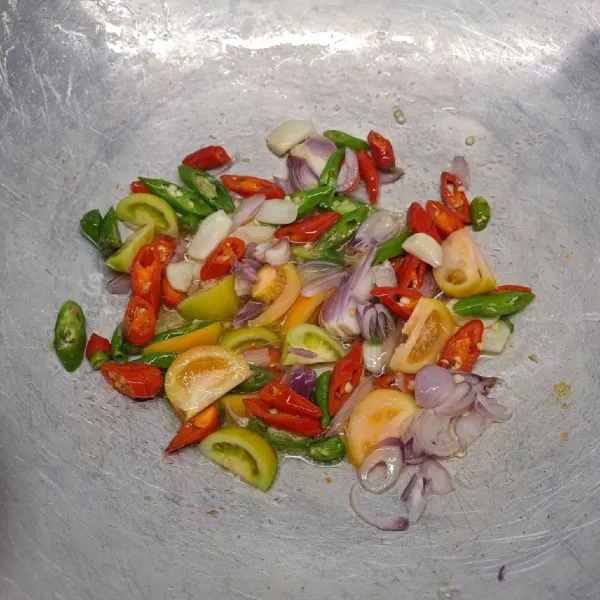 Panaskan secukupnya minyak goreng. Tumis semua bumbu iris, masak sampai layu dan harum.