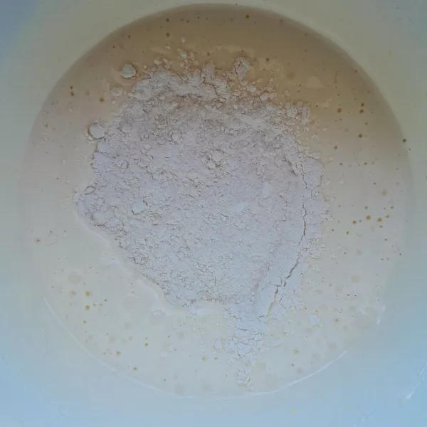 Kemudian masukkan Bahan B (tepung terigu, baking powder dan garam), mixer dengan kecepatan rendah hingga tercampur rata.