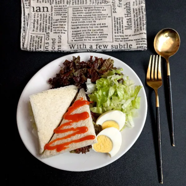 Sajikan roti sayur bersama telur rebus.