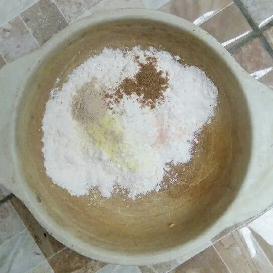 Masukkan tepung terigu dan bumbu.
