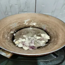 Tumis bawang merah dan bawang putih hingga harum.