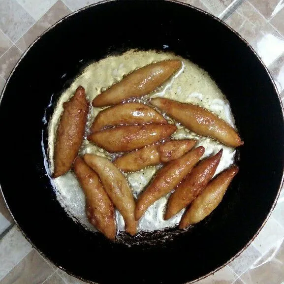 Goreng hingga warnanya kuning keemasan. Angkat dan tiriskan!