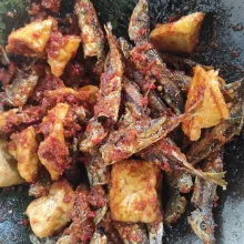 Campurkan semuanya, ikan tahu balado siap disajikan
