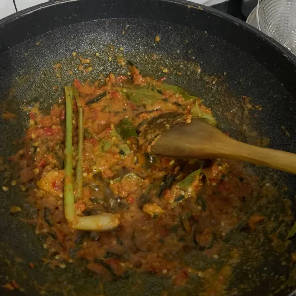 Baru tambahi minyak goreng tumis sampai mateng